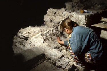 1992-1993: Dégagement de stucs de la cathédrale du VIIe siècle