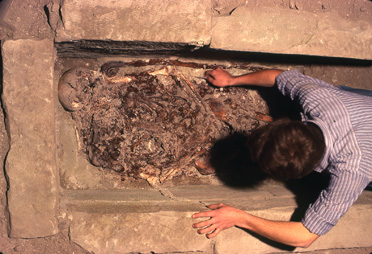 1978: Fouille de tombes d'ecclésiastiques