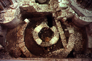 1978-1979: remains of a circular Romanesque crypt