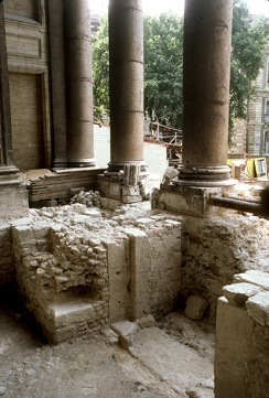 1980: Porte monumentale de la cathédrale carolingienne