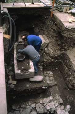 2003: Fouilles d'un sarcophage