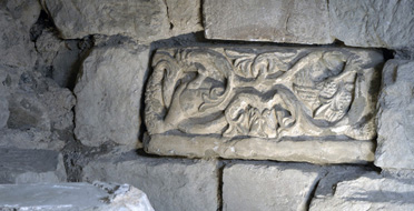 Pierre sculptée remployée dans la crypte romane