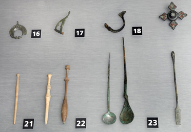 Collection d’objets de l’époque romaine trouvés lors des fouilles dans le site