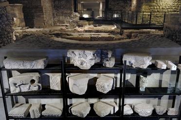 Vestiges de la cathédrale de l’an mil depuis l’espace central